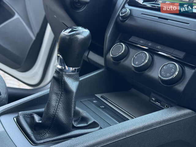 Белый Шкода Октавия, объемом двигателя 1.6 л и пробегом 207 тыс. км за 10499 $, фото 110 на Automoto.ua