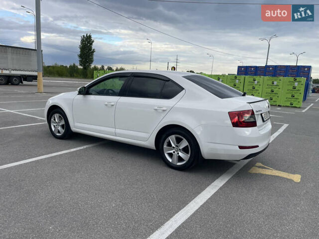 Белый Шкода Октавия, объемом двигателя 1.6 л и пробегом 175 тыс. км за 16000 $, фото 4 на Automoto.ua