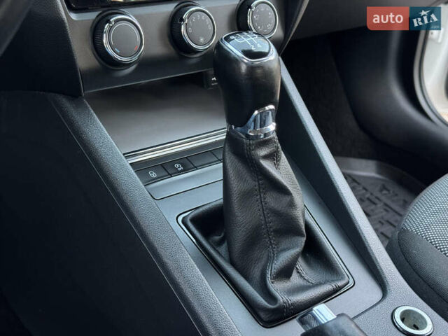 Белый Шкода Октавия, объемом двигателя 1.6 л и пробегом 207 тыс. км за 10499 $, фото 96 на Automoto.ua