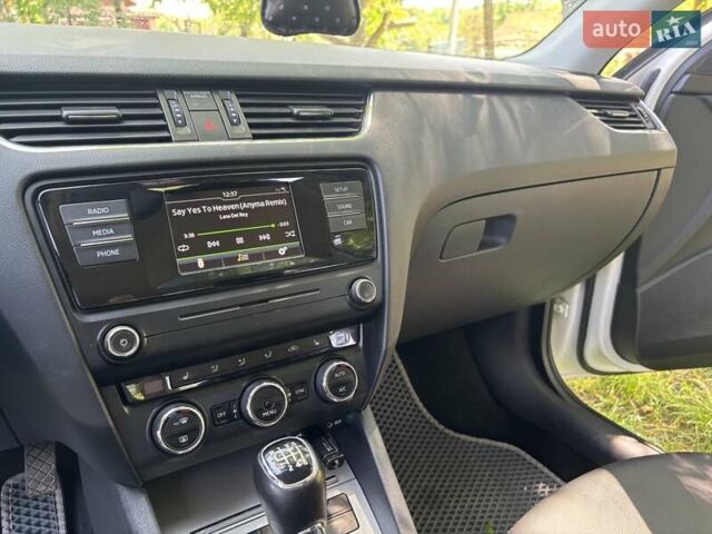 Белый Шкода Октавия, объемом двигателя 1.4 л и пробегом 187 тыс. км за 12500 $, фото 33 на Automoto.ua