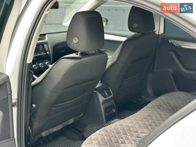 Білий Шкода Октавія, об'ємом двигуна 2 л та пробігом 265 тис. км за 11850 $, фото 59 на Automoto.ua