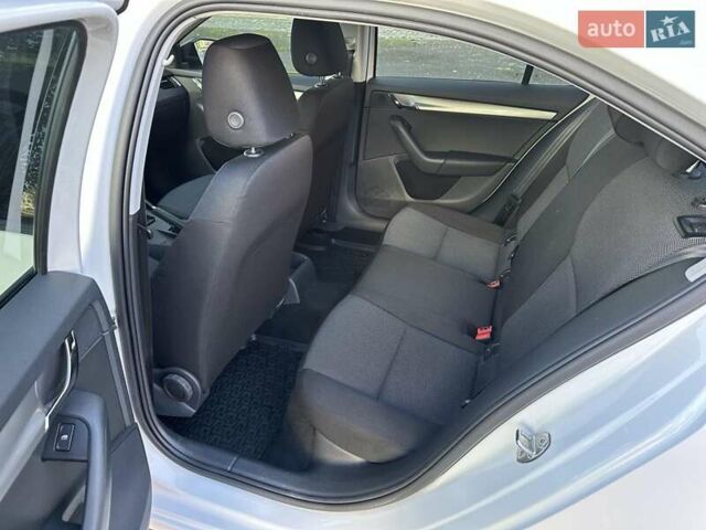 Білий Шкода Октавія, об'ємом двигуна 1.6 л та пробігом 120 тис. км за 12800 $, фото 17 на Automoto.ua