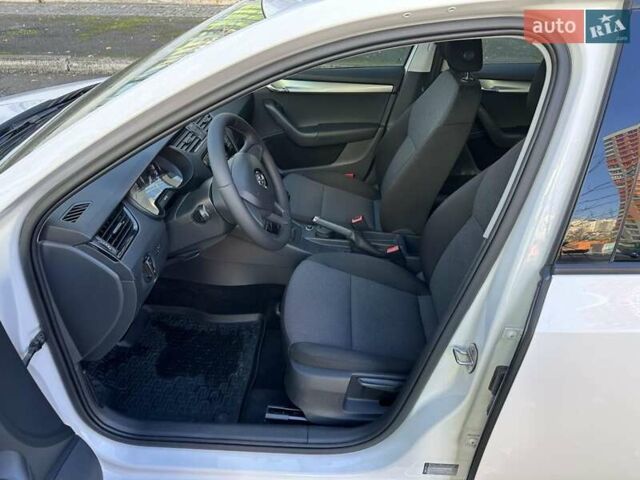 Білий Шкода Октавія, об'ємом двигуна 1.6 л та пробігом 120 тис. км за 12800 $, фото 11 на Automoto.ua