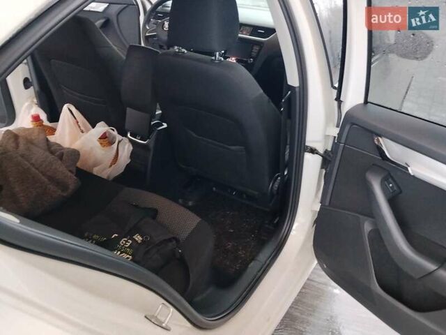 Білий Шкода Октавія, об'ємом двигуна 1.6 л та пробігом 230 тис. км за 10000 $, фото 14 на Automoto.ua