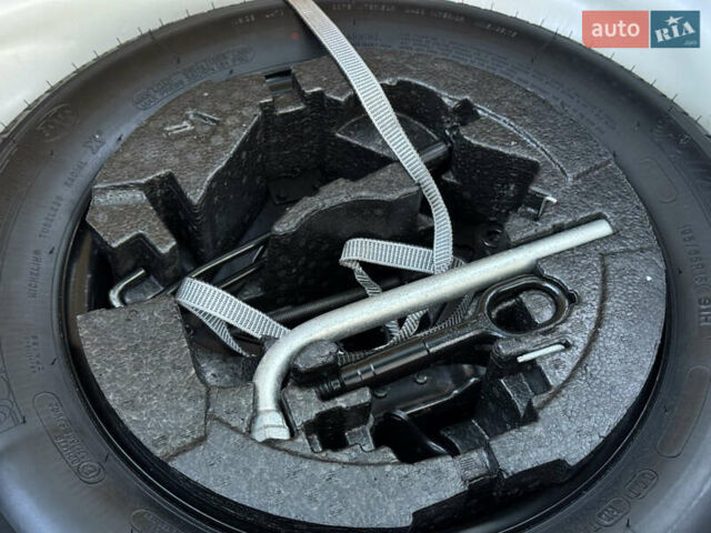 Белый Шкода Октавия, объемом двигателя 1.6 л и пробегом 207 тыс. км за 10499 $, фото 131 на Automoto.ua