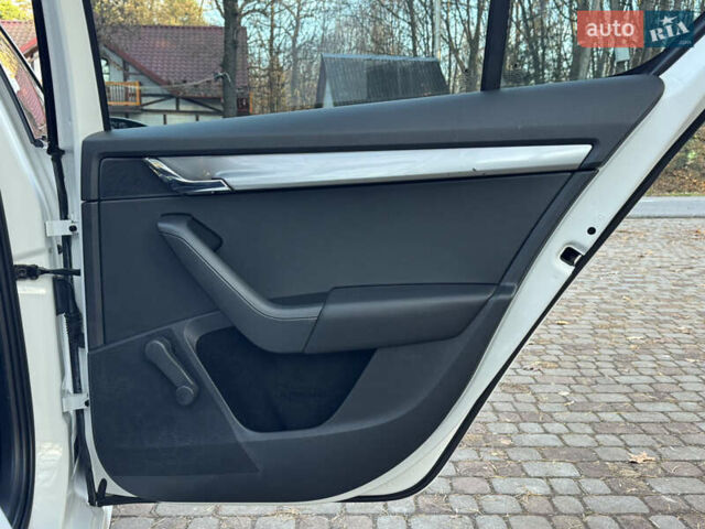 Белый Шкода Октавия, объемом двигателя 1.6 л и пробегом 207 тыс. км за 10499 $, фото 120 на Automoto.ua