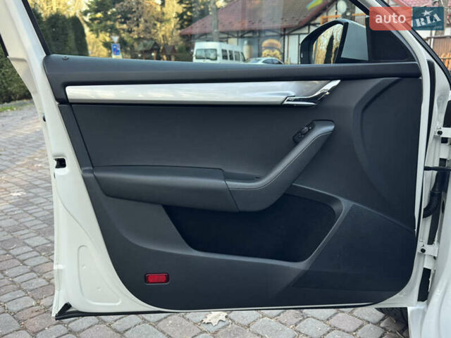 Белый Шкода Октавия, объемом двигателя 1.6 л и пробегом 207 тыс. км за 10499 $, фото 72 на Automoto.ua