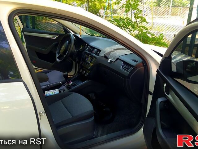 Білий Шкода Октавія, об'ємом двигуна 1.6 л та пробігом 287 тис. км за 9300 $, фото 2 на Automoto.ua