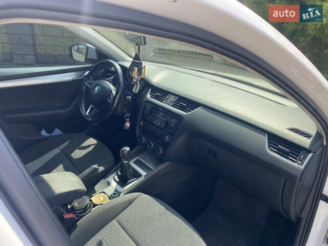 Білий Шкода Октавія, об'ємом двигуна 1.8 л та пробігом 230 тис. км за 11499 $, фото 7 на Automoto.ua