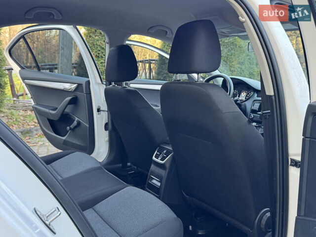 Белый Шкода Октавия, объемом двигателя 1.6 л и пробегом 207 тыс. км за 10499 $, фото 122 на Automoto.ua