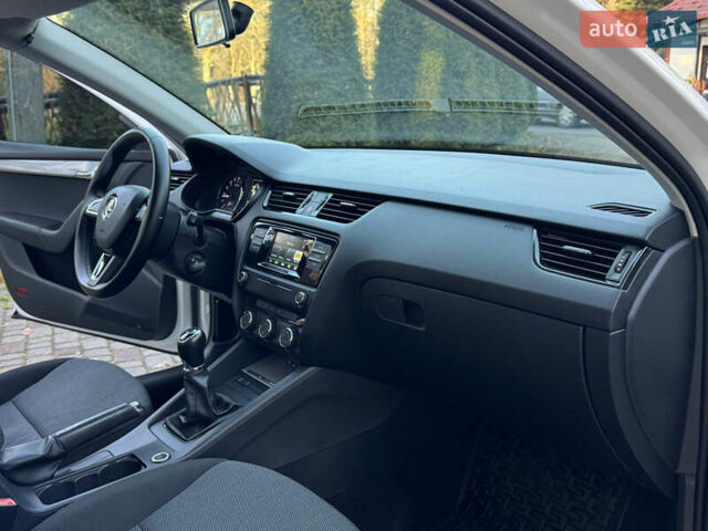 Белый Шкода Октавия, объемом двигателя 1.6 л и пробегом 207 тыс. км за 10499 $, фото 107 на Automoto.ua