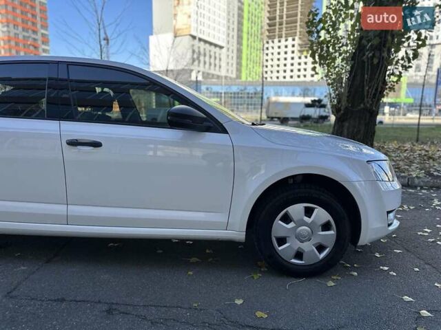 Білий Шкода Октавія, об'ємом двигуна 1.6 л та пробігом 120 тис. км за 12800 $, фото 6 на Automoto.ua