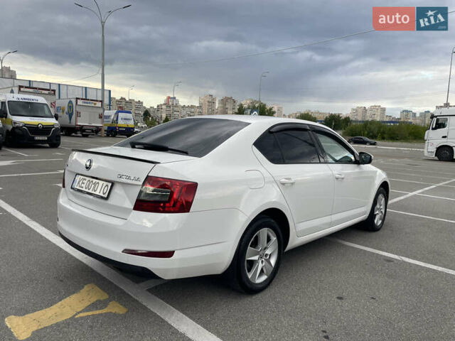 Белый Шкода Октавия, объемом двигателя 1.6 л и пробегом 175 тыс. км за 16000 $, фото 1 на Automoto.ua