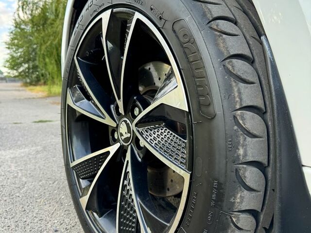 Белый Шкода Октавия, объемом двигателя 1.8 л и пробегом 220 тыс. км за 12999 $, фото 5 на Automoto.ua