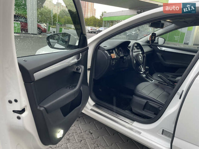 Белый Шкода Октавия, объемом двигателя 1.6 л и пробегом 175 тыс. км за 16000 $, фото 27 на Automoto.ua