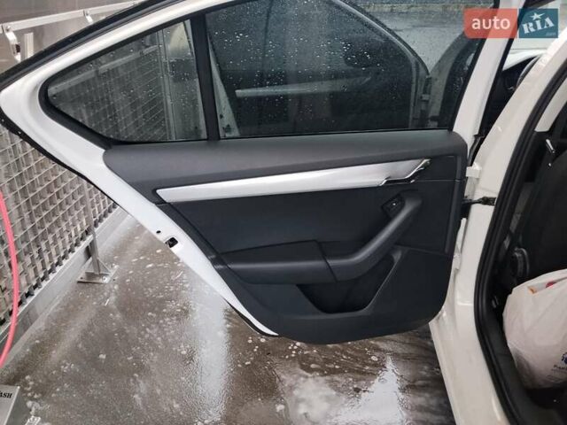 Білий Шкода Октавія, об'ємом двигуна 1.6 л та пробігом 230 тис. км за 10000 $, фото 18 на Automoto.ua