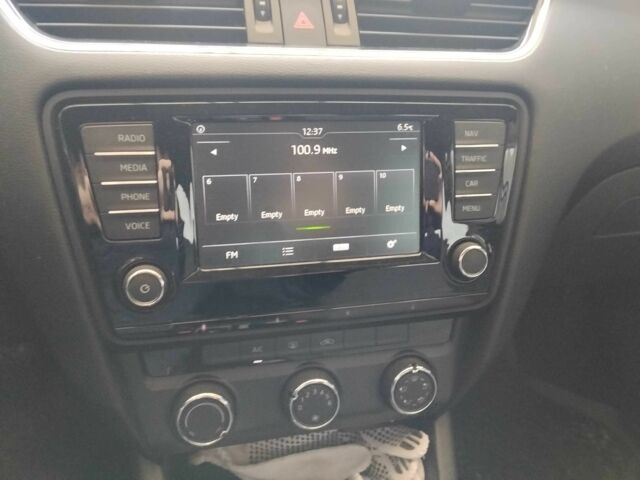 Білий Шкода Октавія, об'ємом двигуна 1.6 л та пробігом 238 тис. км за 10000 $, фото 21 на Automoto.ua