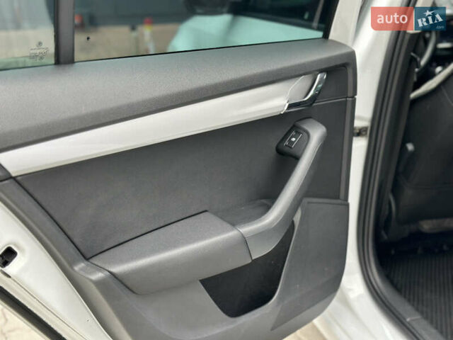 Білий Шкода Октавія, об'ємом двигуна 2 л та пробігом 265 тис. км за 11850 $, фото 58 на Automoto.ua