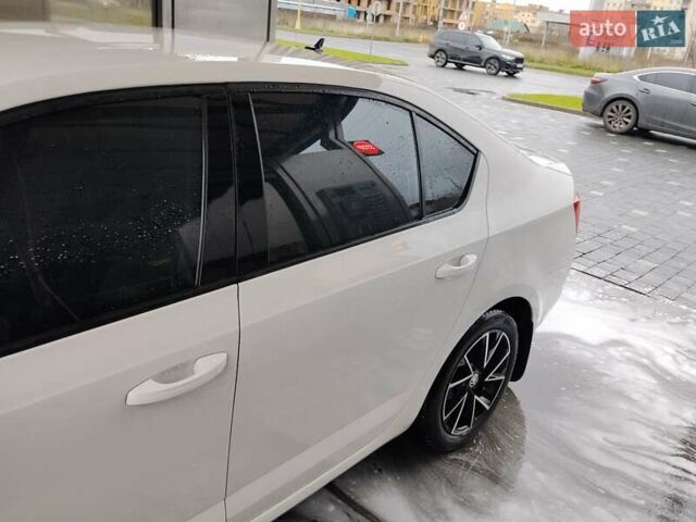 Білий Шкода Октавія, об'ємом двигуна 1.6 л та пробігом 230 тис. км за 10000 $, фото 4 на Automoto.ua