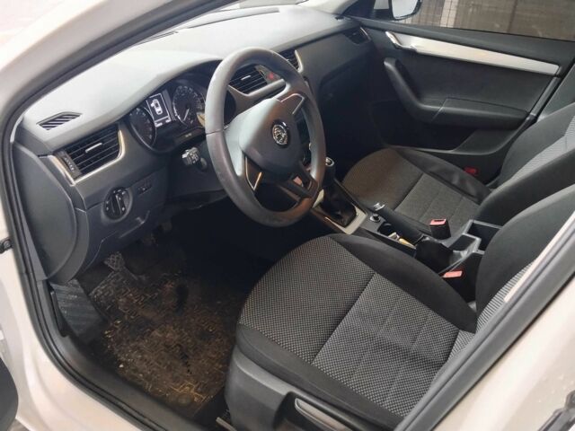 Білий Шкода Октавія, об'ємом двигуна 1.6 л та пробігом 238 тис. км за 10000 $, фото 19 на Automoto.ua