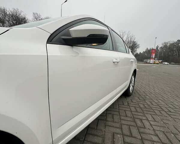 Белый Шкода Октавия, объемом двигателя 1.6 л и пробегом 350 тыс. км за 10600 $, фото 2 на Automoto.ua