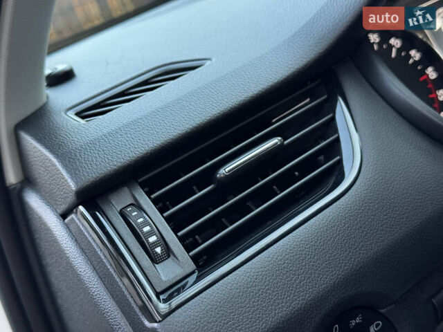 Белый Шкода Октавия, объемом двигателя 1.6 л и пробегом 207 тыс. км за 10499 $, фото 83 на Automoto.ua