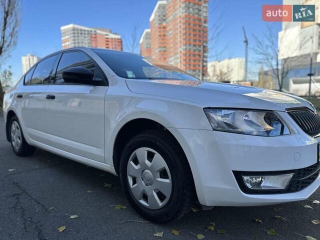 Білий Шкода Октавія, об'ємом двигуна 1.6 л та пробігом 120 тис. км за 12800 $, фото 1 на Automoto.ua