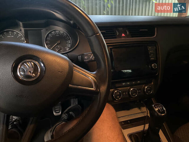 Білий Шкода Октавія, об'ємом двигуна 1.6 л та пробігом 330 тис. км за 10900 $, фото 8 на Automoto.ua