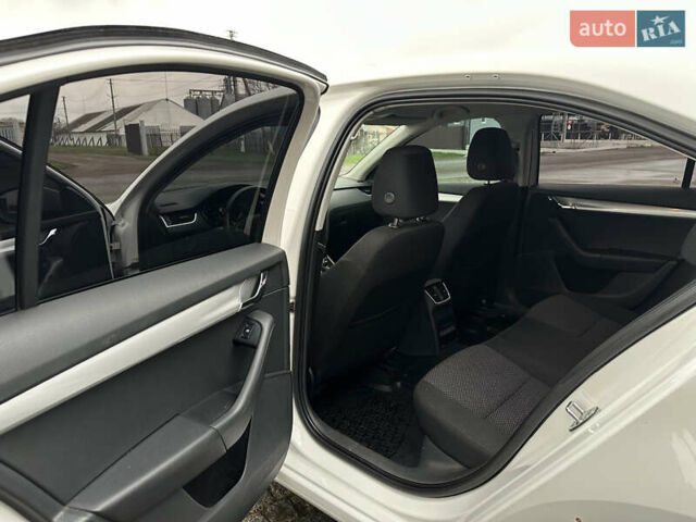 Білий Шкода Октавія, об'ємом двигуна 1.8 л та пробігом 190 тис. км за 12000 $, фото 11 на Automoto.ua