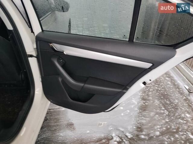 Білий Шкода Октавія, об'ємом двигуна 1.6 л та пробігом 230 тис. км за 10000 $, фото 17 на Automoto.ua