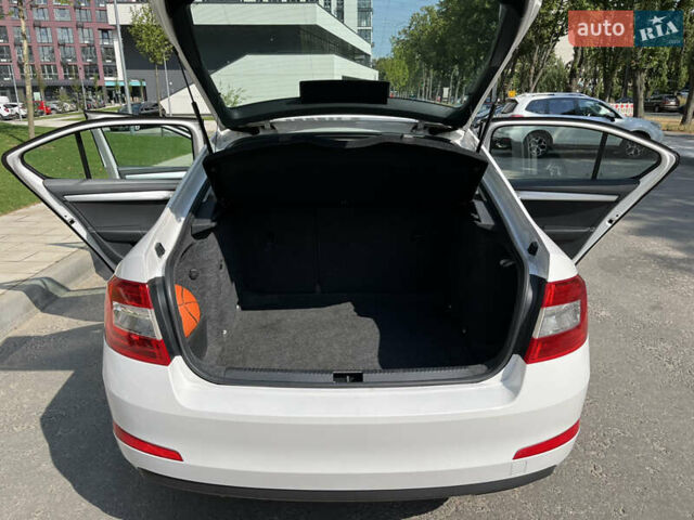 Белый Шкода Октавия, объемом двигателя 1.4 л и пробегом 175 тыс. км за 12000 $, фото 10 на Automoto.ua