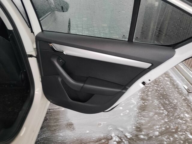 Білий Шкода Октавія, об'ємом двигуна 1.6 л та пробігом 238 тис. км за 10000 $, фото 15 на Automoto.ua