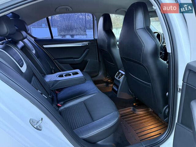 Белый Шкода Октавия, объемом двигателя 2 л и пробегом 163 тыс. км за 13999 $, фото 50 на Automoto.ua