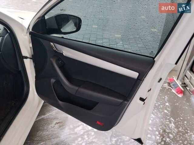 Білий Шкода Октавія, об'ємом двигуна 1.6 л та пробігом 230 тис. км за 10000 $, фото 16 на Automoto.ua