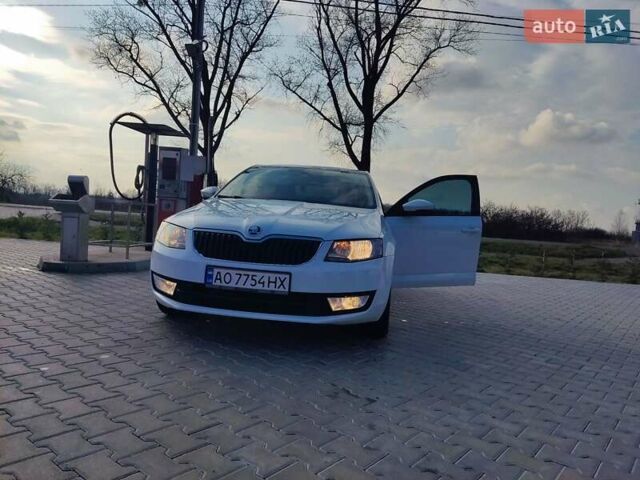 Белый Шкода Октавия, объемом двигателя 1.6 л и пробегом 320 тыс. км за 11700 $, фото 2 на Automoto.ua