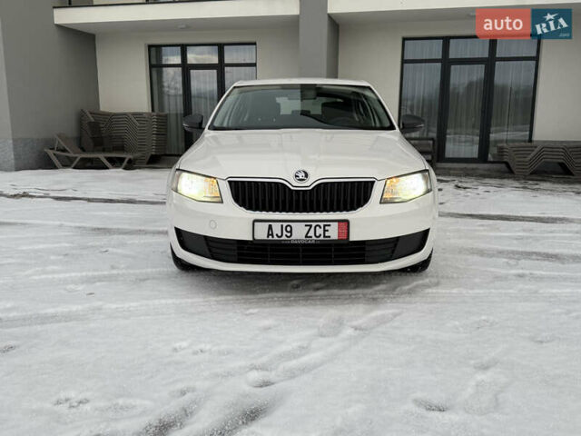 Білий Шкода Октавія, об'ємом двигуна 1.6 л та пробігом 157 тис. км за 10800 $, фото 1 на Automoto.ua