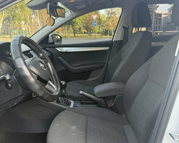Белый Шкода Октавия, объемом двигателя 1.6 л и пробегом 272 тыс. км за 12500 $, фото 17 на Automoto.ua