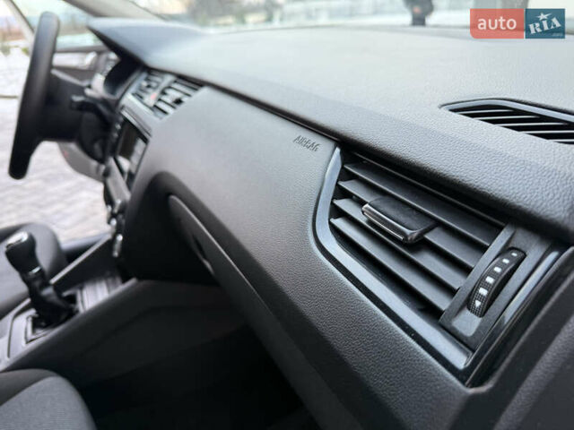 Білий Шкода Октавія, об'ємом двигуна 1.6 л та пробігом 157 тис. км за 10800 $, фото 18 на Automoto.ua