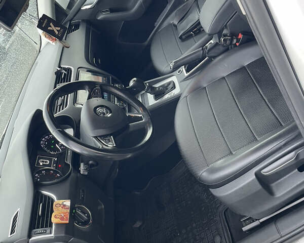 Белый Шкода Октавия, объемом двигателя 1.6 л и пробегом 175 тыс. км за 16000 $, фото 26 на Automoto.ua