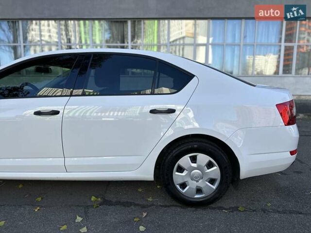 Білий Шкода Октавія, об'ємом двигуна 1.6 л та пробігом 120 тис. км за 12800 $, фото 5 на Automoto.ua