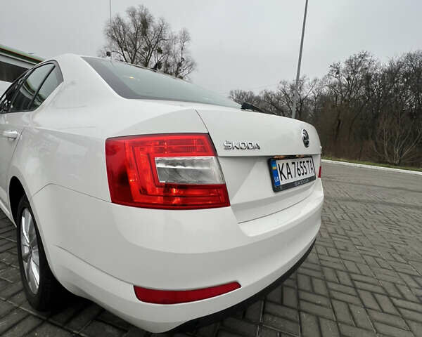 Белый Шкода Октавия, объемом двигателя 1.6 л и пробегом 350 тыс. км за 10600 $, фото 5 на Automoto.ua
