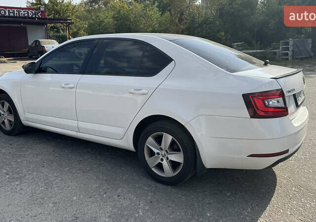 Белый Шкода Октавия, объемом двигателя 1.8 л и пробегом 150 тыс. км за 12900 $, фото 2 на Automoto.ua