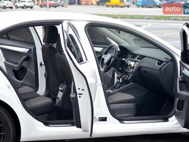 Белый Шкода Октавия, объемом двигателя 1.8 л и пробегом 130 тыс. км за 15555 $, фото 18 на Automoto.ua