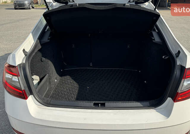 Белый Шкода Октавия, объемом двигателя 1.8 л и пробегом 150 тыс. км за 12900 $, фото 7 на Automoto.ua