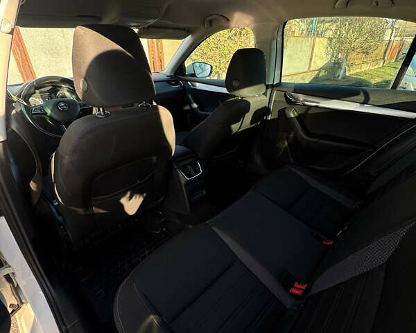 Белый Шкода Октавия, объемом двигателя 1.6 л и пробегом 247 тыс. км за 12800 $, фото 9 на Automoto.ua