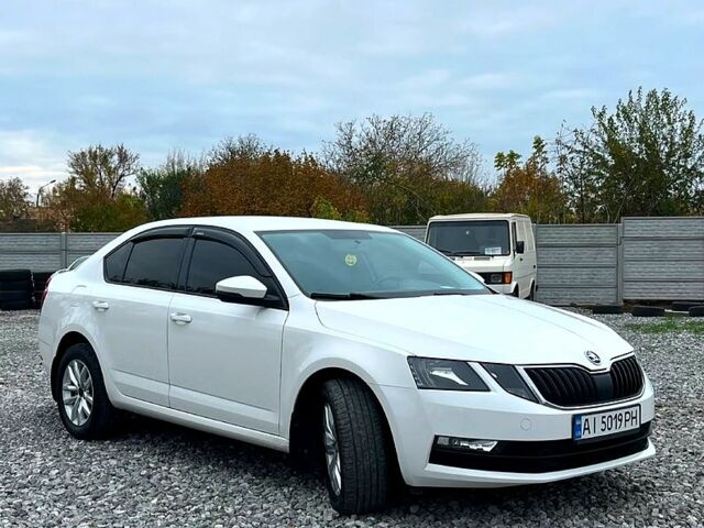 Белый Шкода Октавия, объемом двигателя 1.6 л и пробегом 280 тыс. км за 13000 $, фото 3 на Automoto.ua