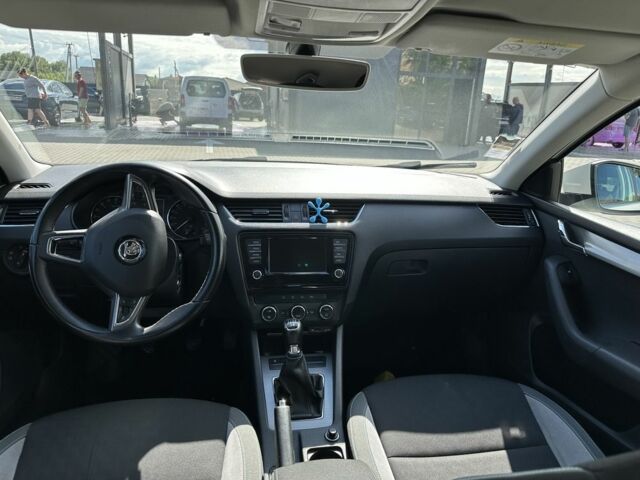 Белый Шкода Октавия, объемом двигателя 1.6 л и пробегом 239 тыс. км за 11600 $, фото 4 на Automoto.ua