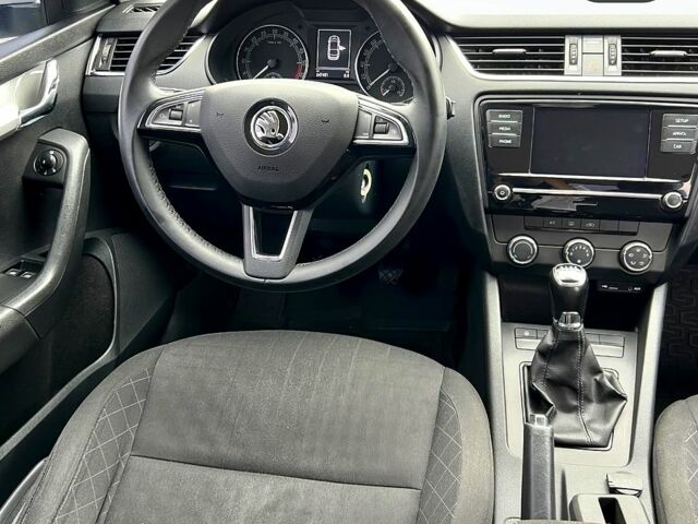 Белый Шкода Октавия, объемом двигателя 1.6 л и пробегом 280 тыс. км за 13000 $, фото 6 на Automoto.ua