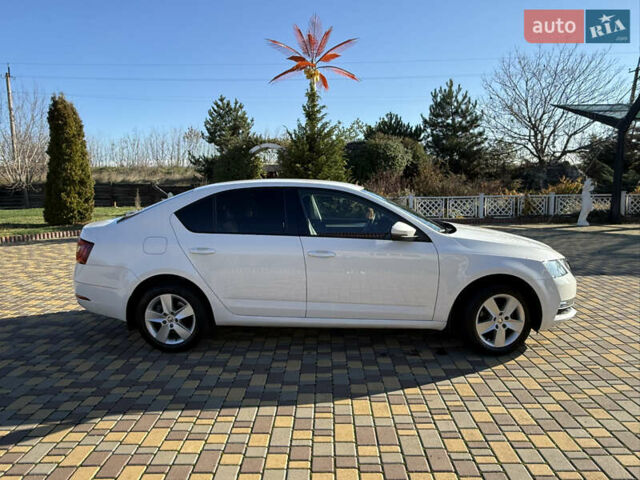 Белый Шкода Октавия, объемом двигателя 1.4 л и пробегом 124 тыс. км за 13990 $, фото 1 на Automoto.ua