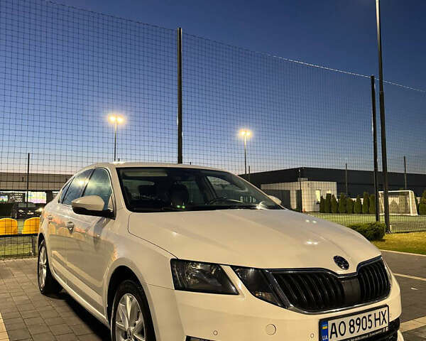 Белый Шкода Октавия, объемом двигателя 1.6 л и пробегом 247 тыс. км за 12800 $, фото 1 на Automoto.ua